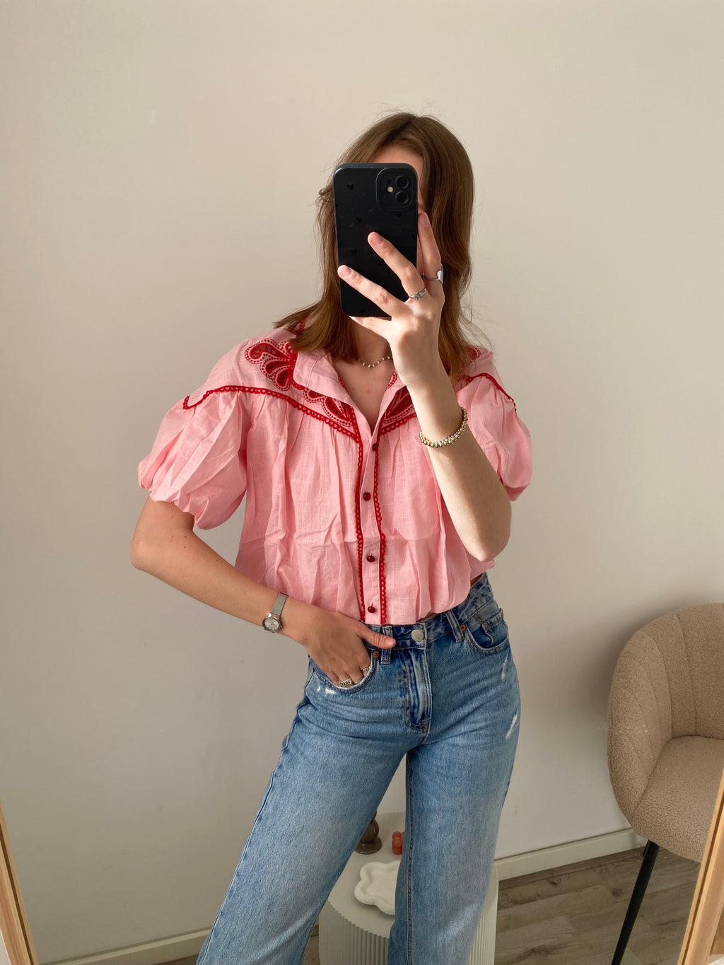 Broderie blouse met cropped effect in het roze met rode print en knopen