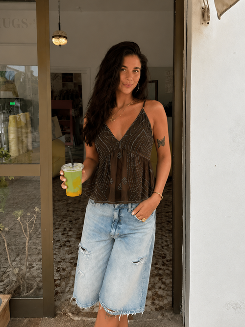 Hemdje met studs en patroon van glitters in een bruine kleur