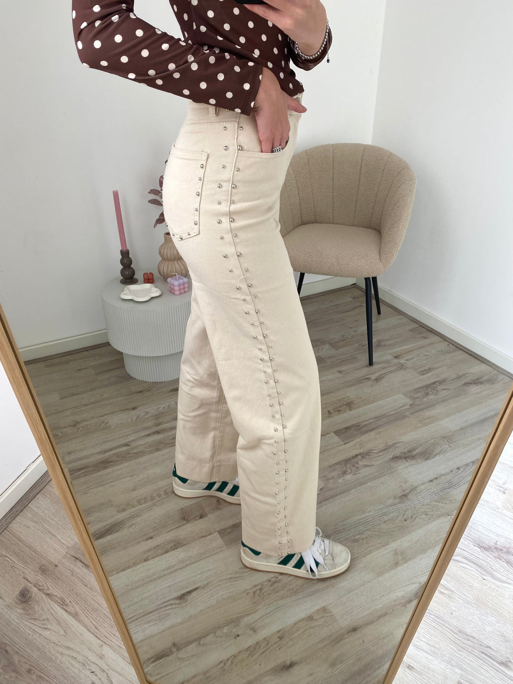 Creme kleurige wide leg jeans met studs erop in het zilver