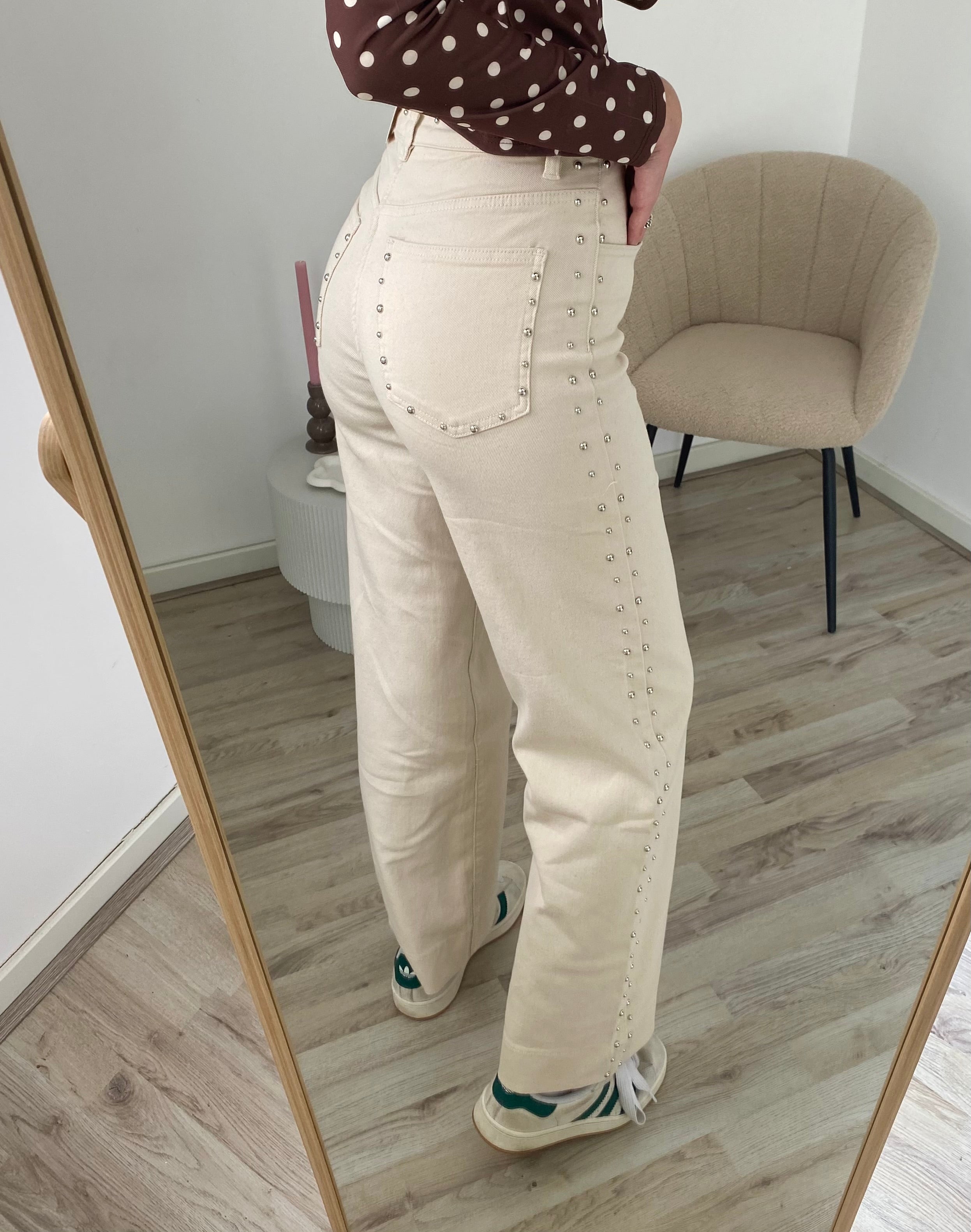 Creme kleurige wide leg jeans met studs erop in het zilver