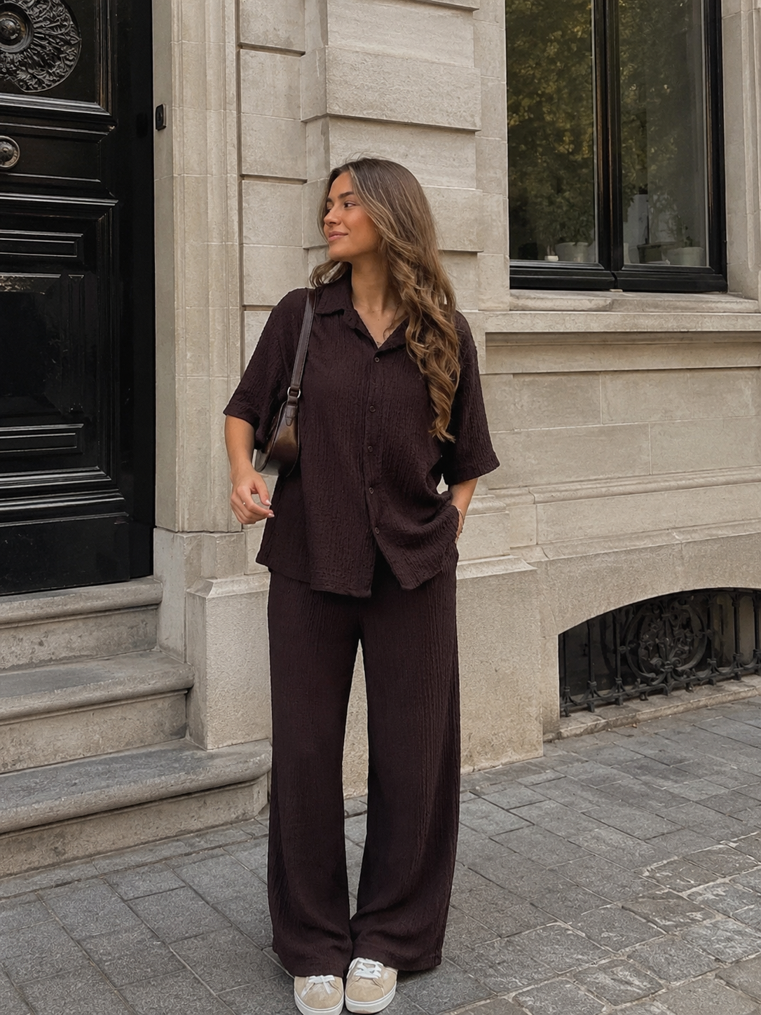 Matchende set in het bruin met lange broek en blouse