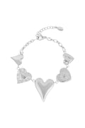 Statement bedelarmband met grote harten in het zilver