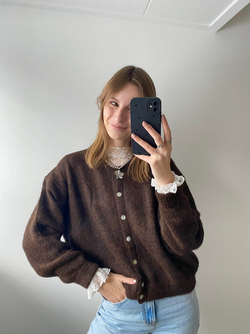 Cardigan vestje met lange mouw en knopen in bruine kleur