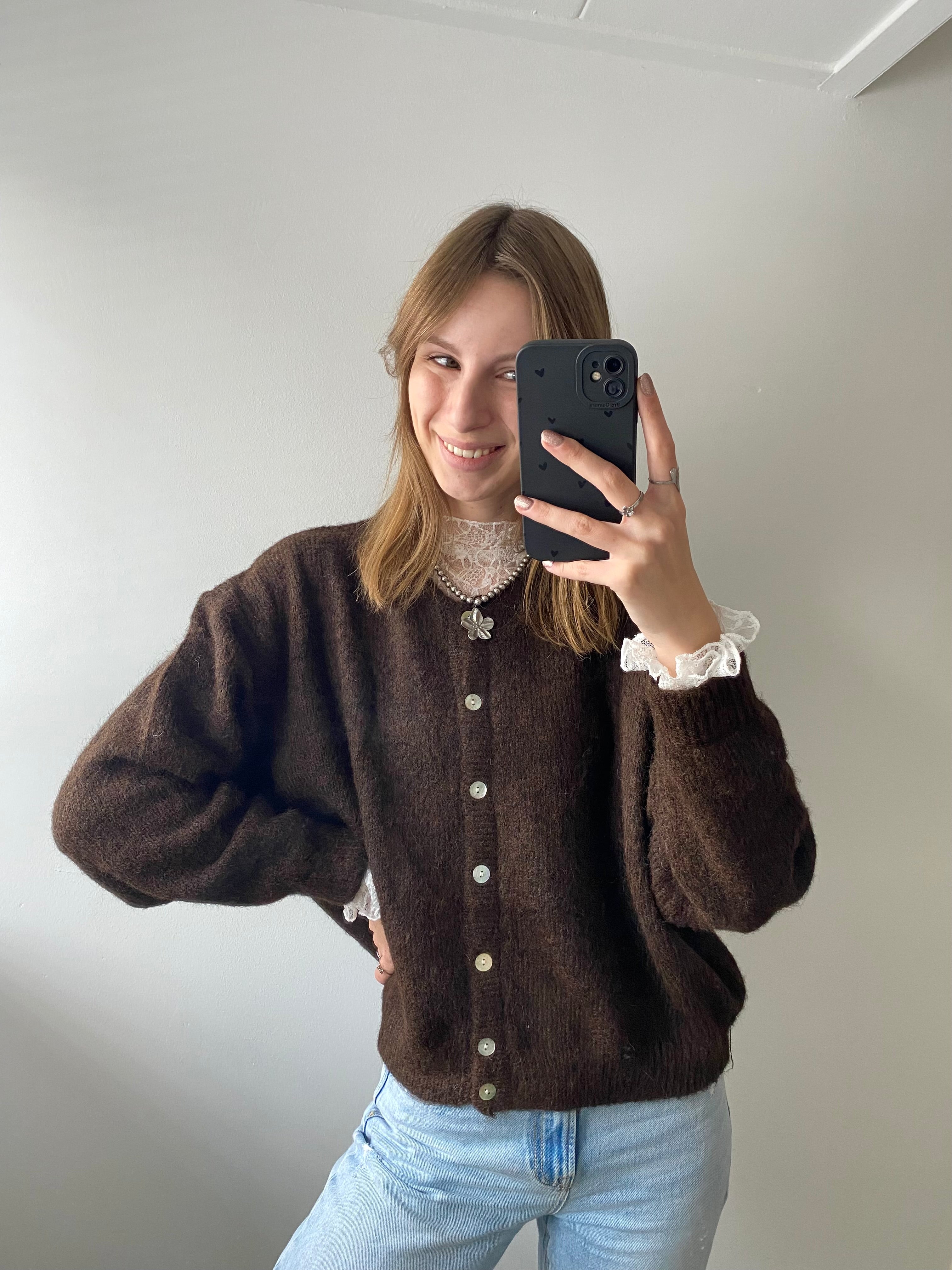 Cardigan vestje met lange mouw en knopen in bruine kleur