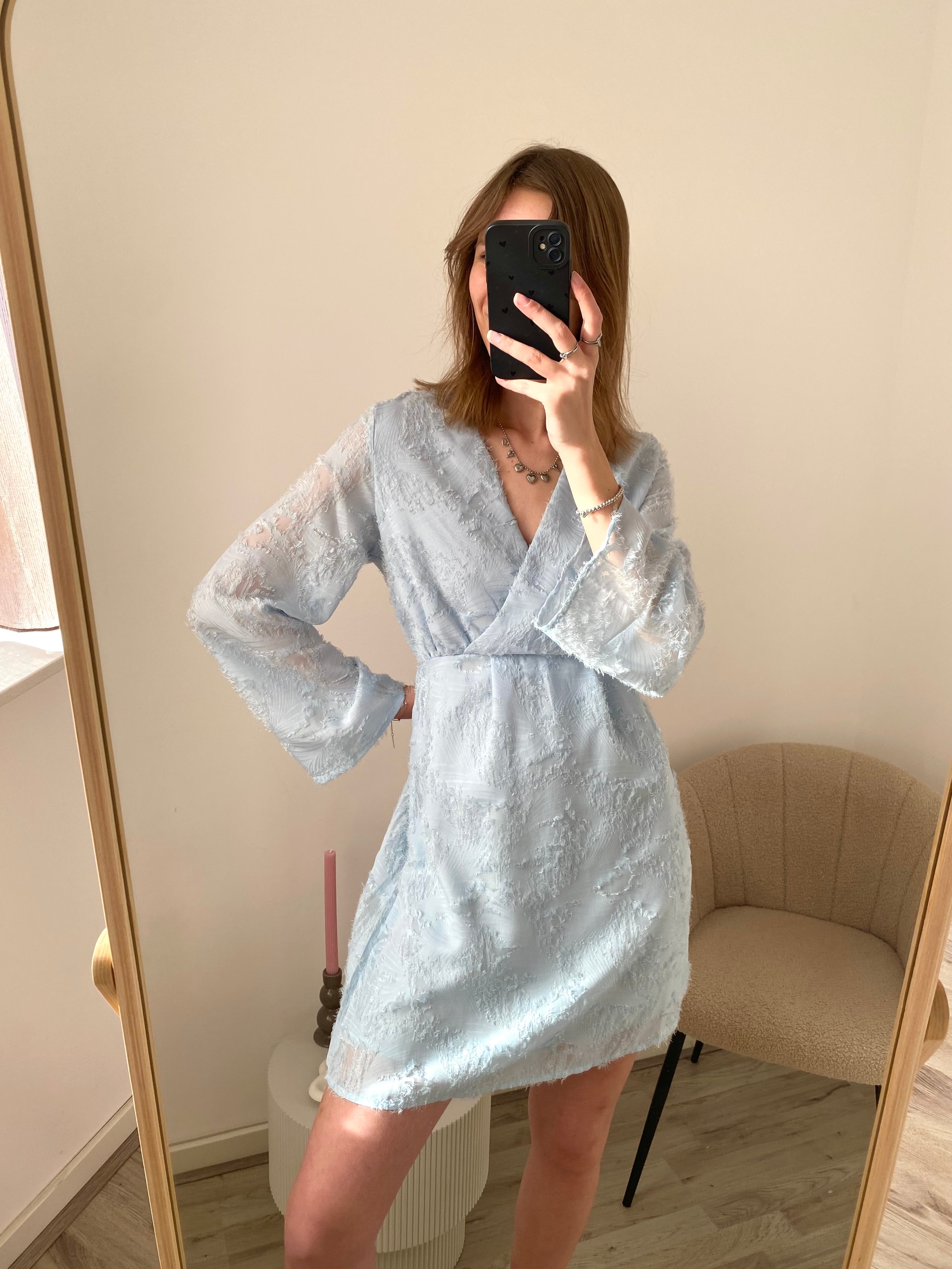 Jurk met structuur en taille in lichtblauw 