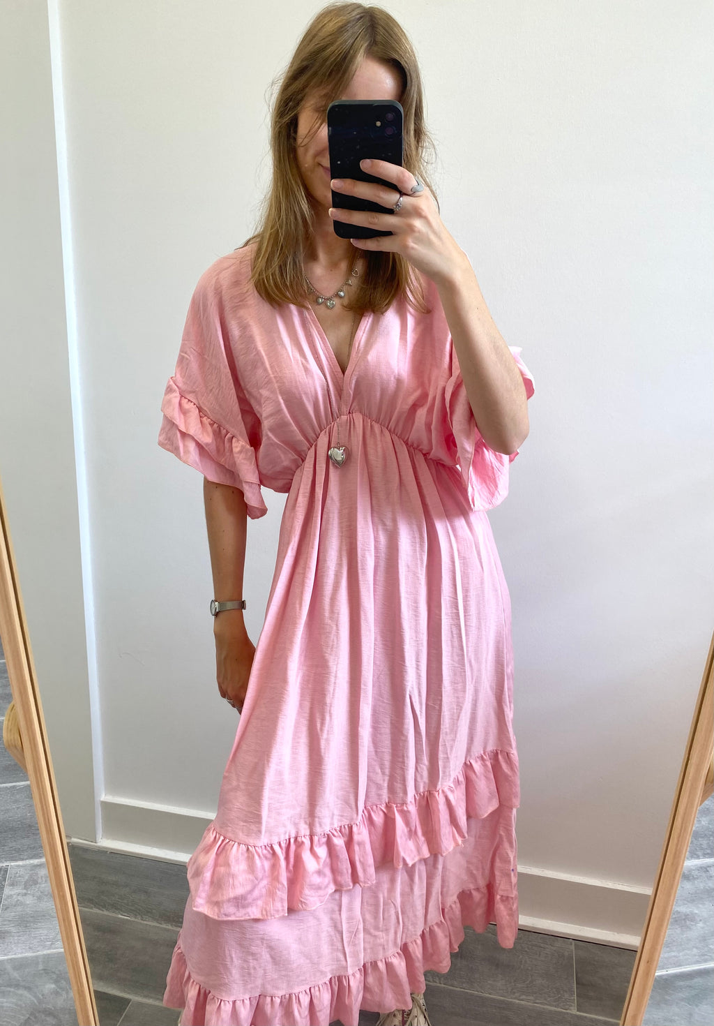 Lange jurk met ruches en korte mouw in het roze