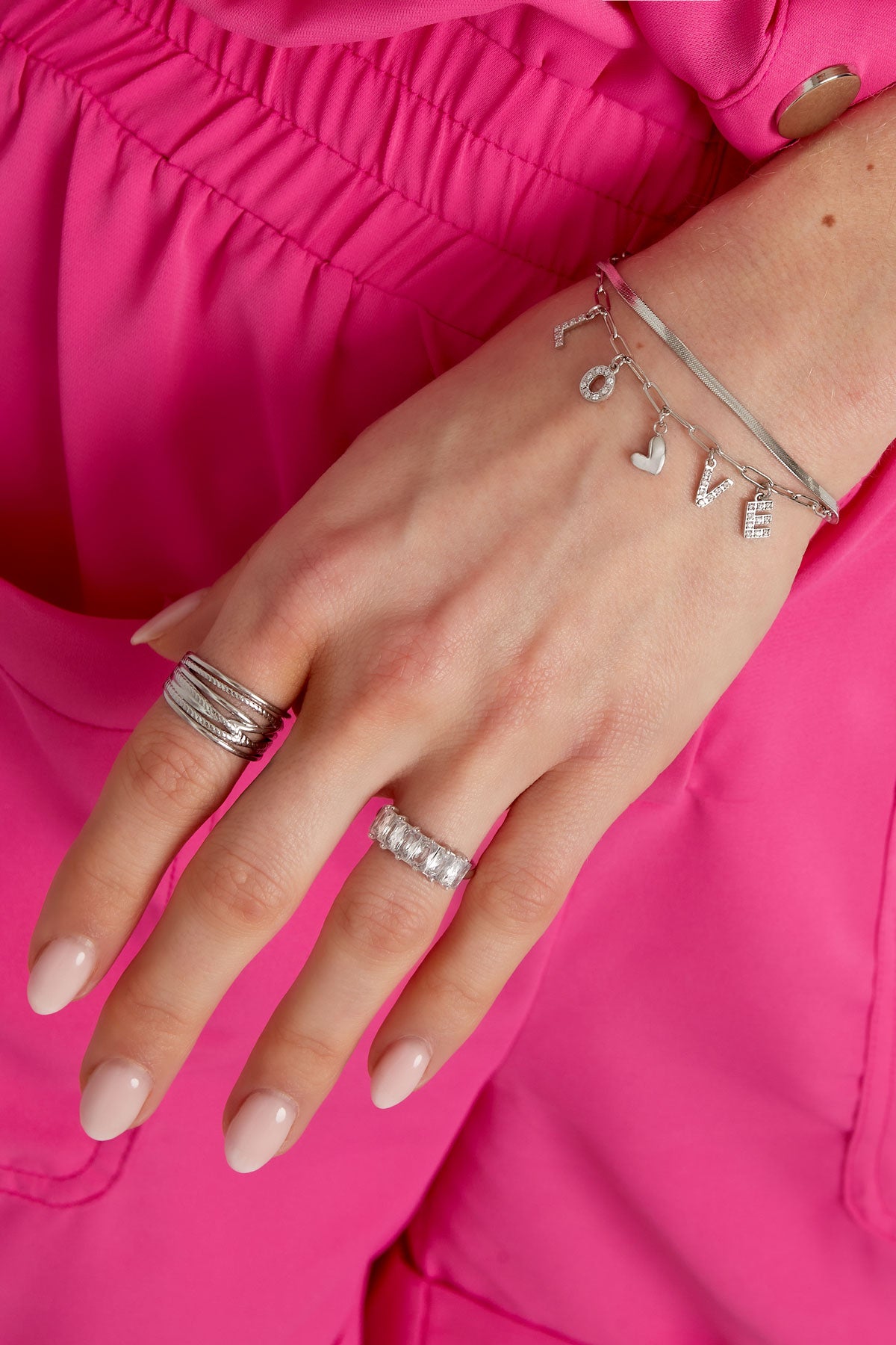 Subtiele armband met tekst "love"zilver