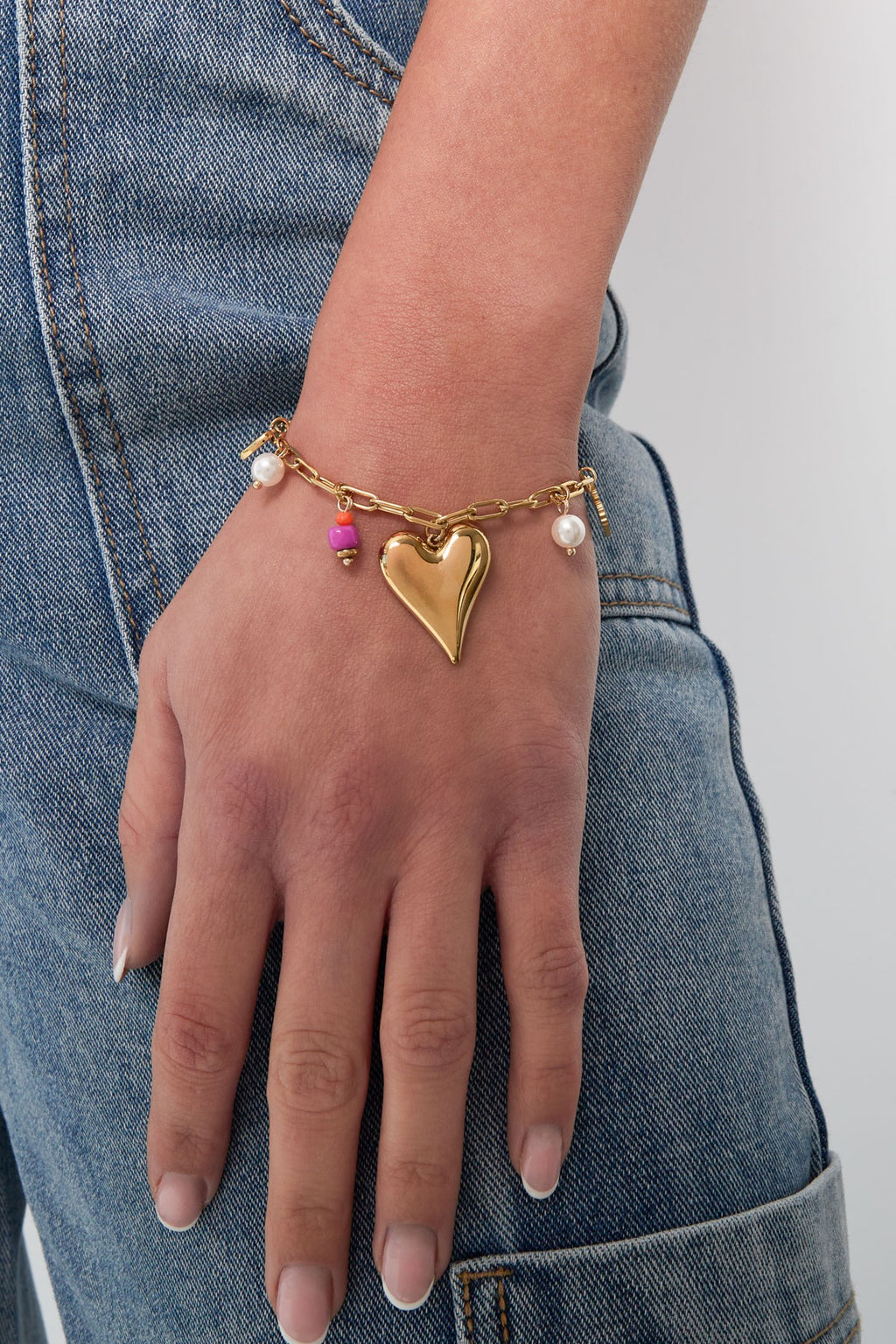 Bedelarmband met schakels en bedels van hartjes en parels goud