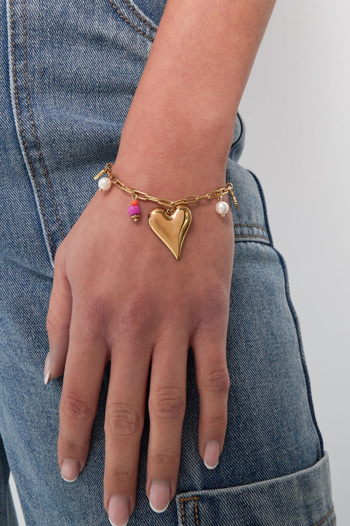 Bedelarmband met schakels en bedels van hartjes en parels goud