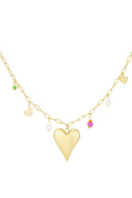 Bedelketting met hartjes bedels en parels in het goud