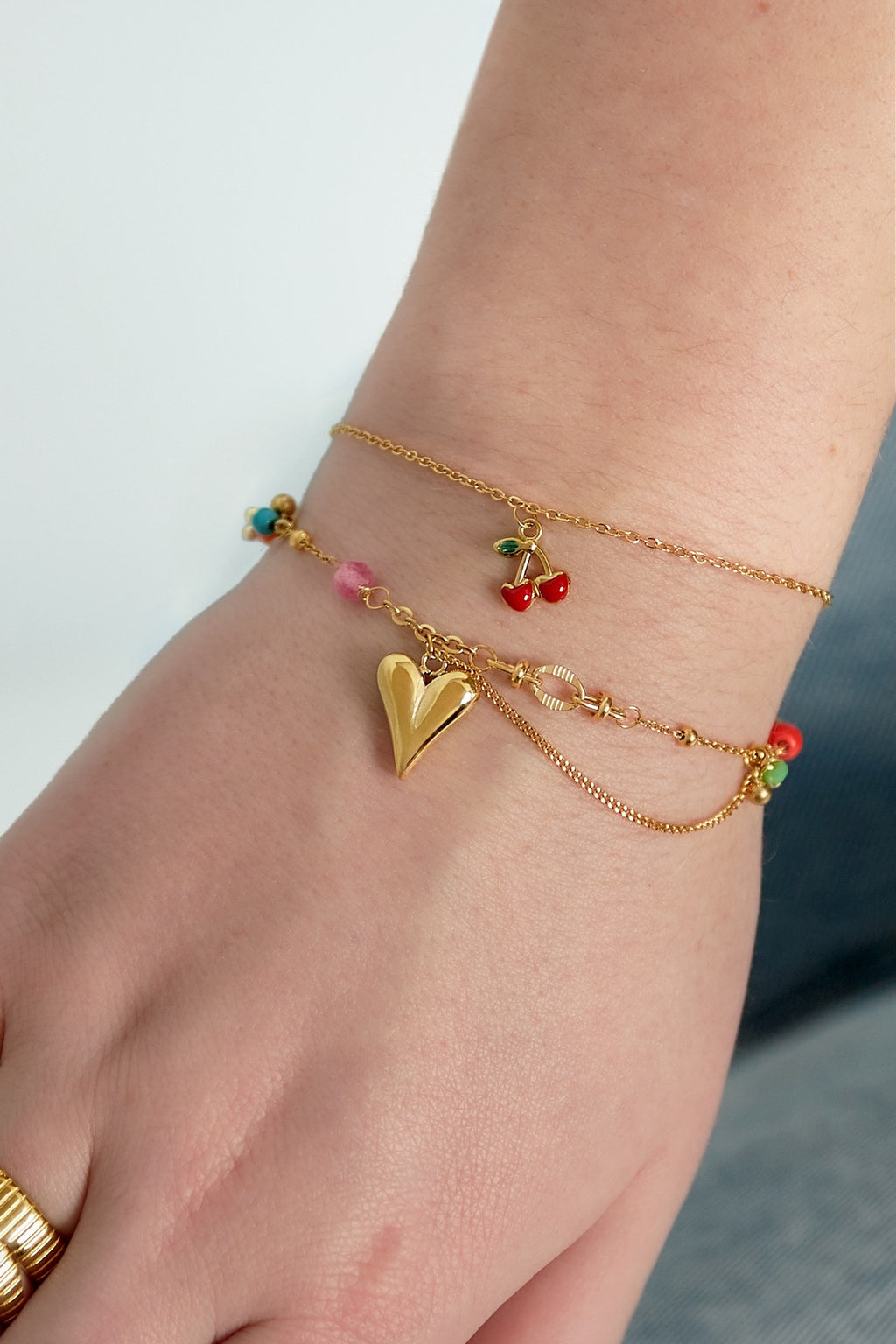 Armband met hartjes hanger en kleurrijke kralen goud