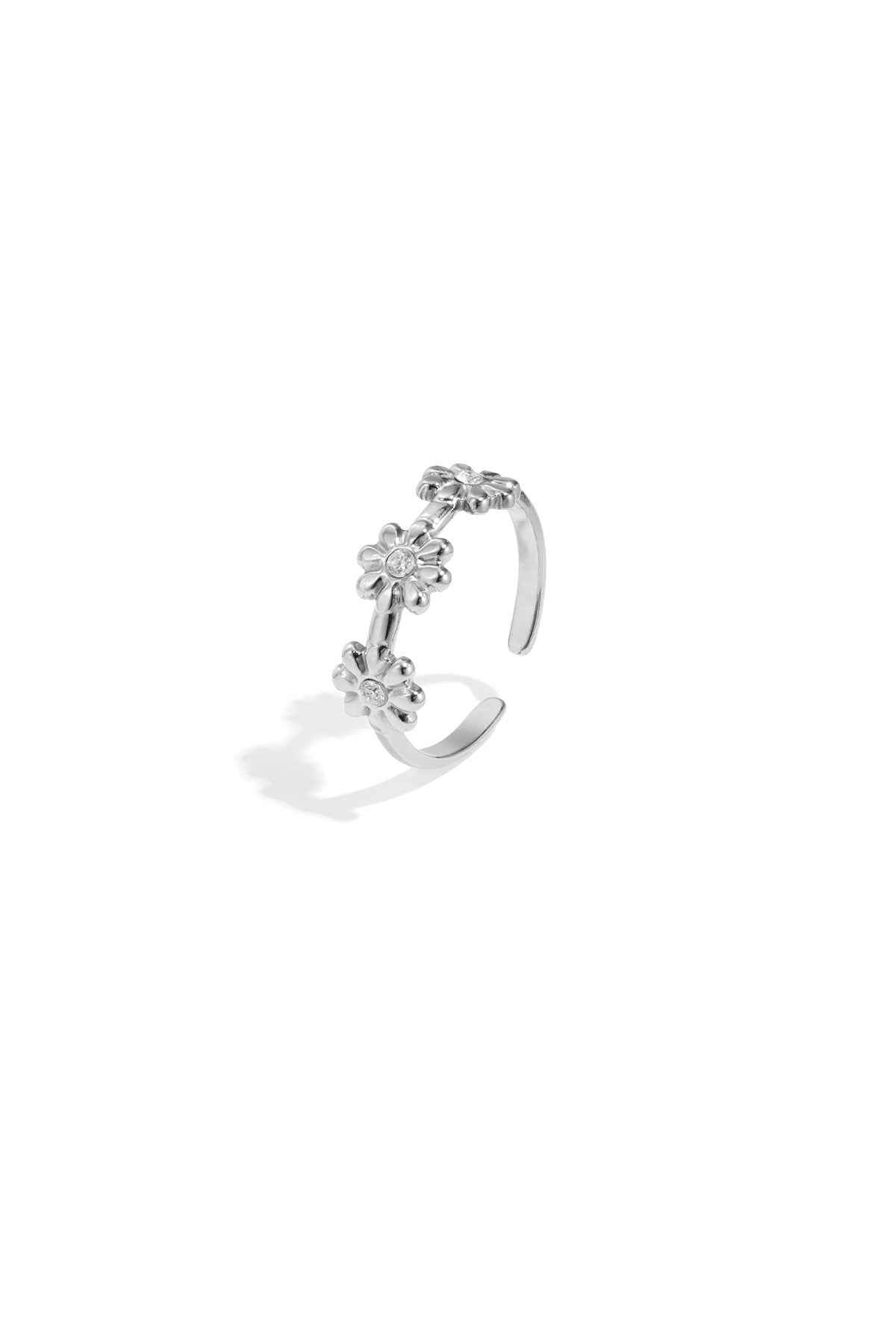 Zilveren ring met kleine bloemen en diamantjes