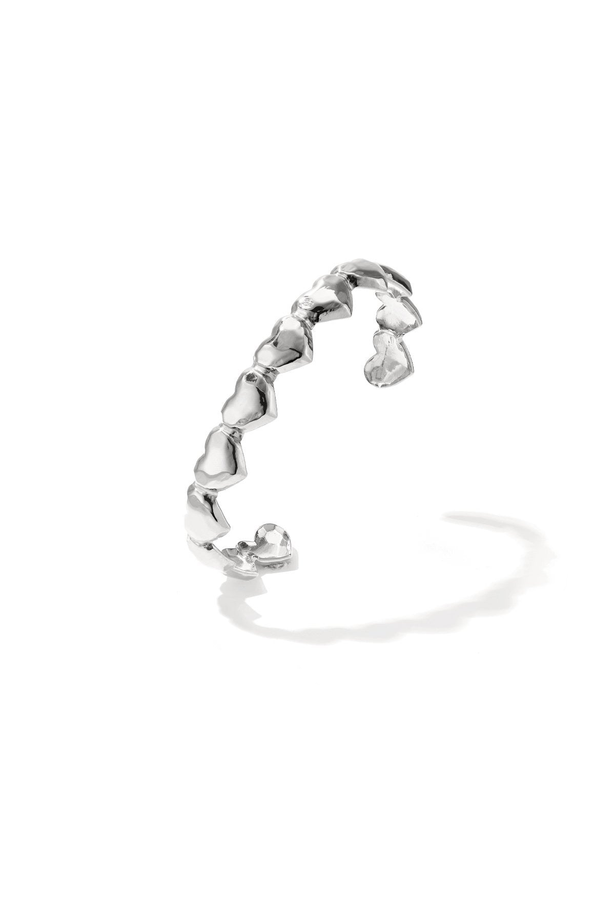 Bangle armband met hartjes in het zilver
