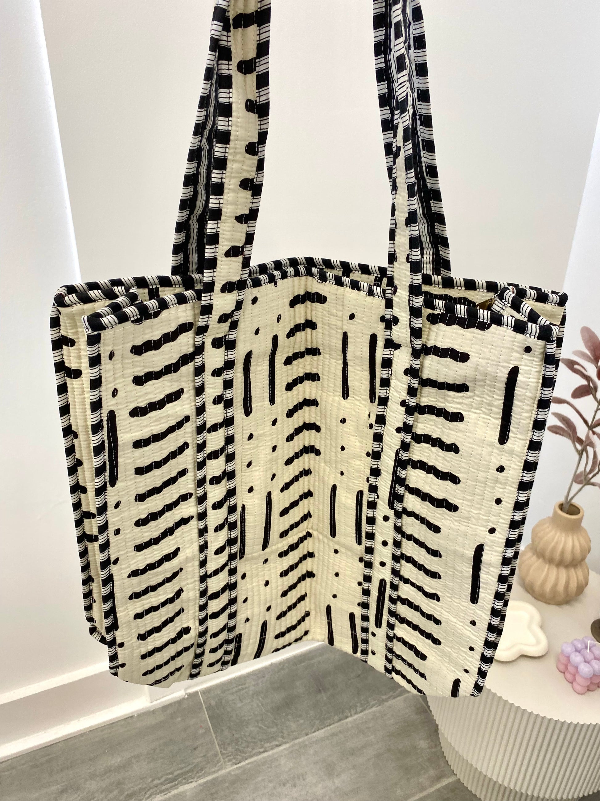 Shopper met strepen print in het beige met zwart en ritssluiting