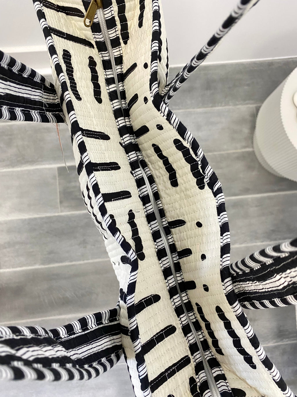 Shopper met strepen print in het beige met zwart en ritssluiting