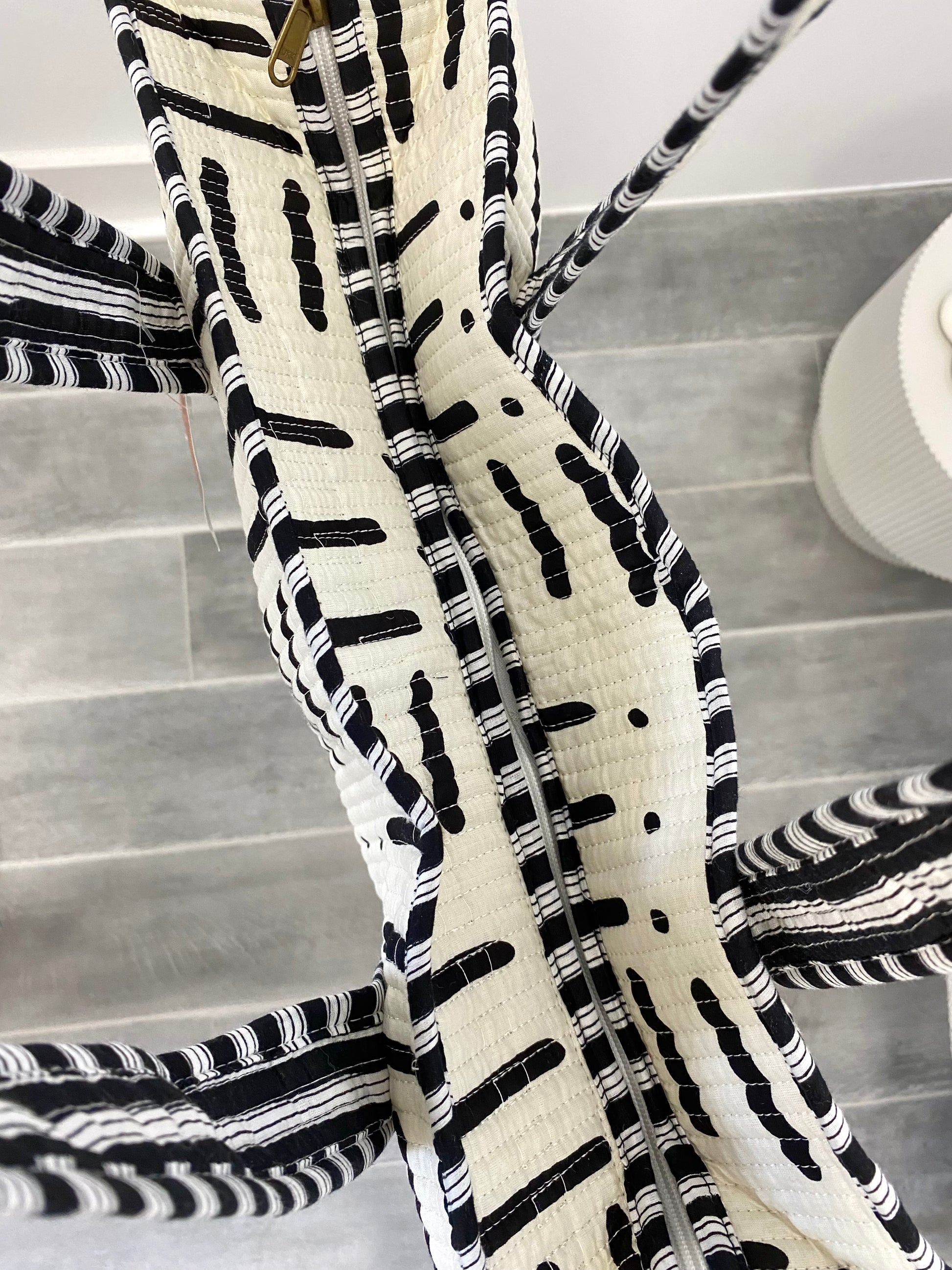 Shopper met strepen print in het beige met zwart en ritssluiting