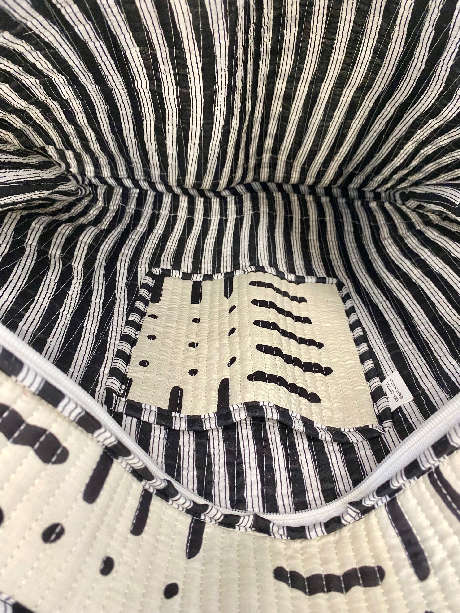 Shopper met strepen print in het beige met zwart en ritssluiting