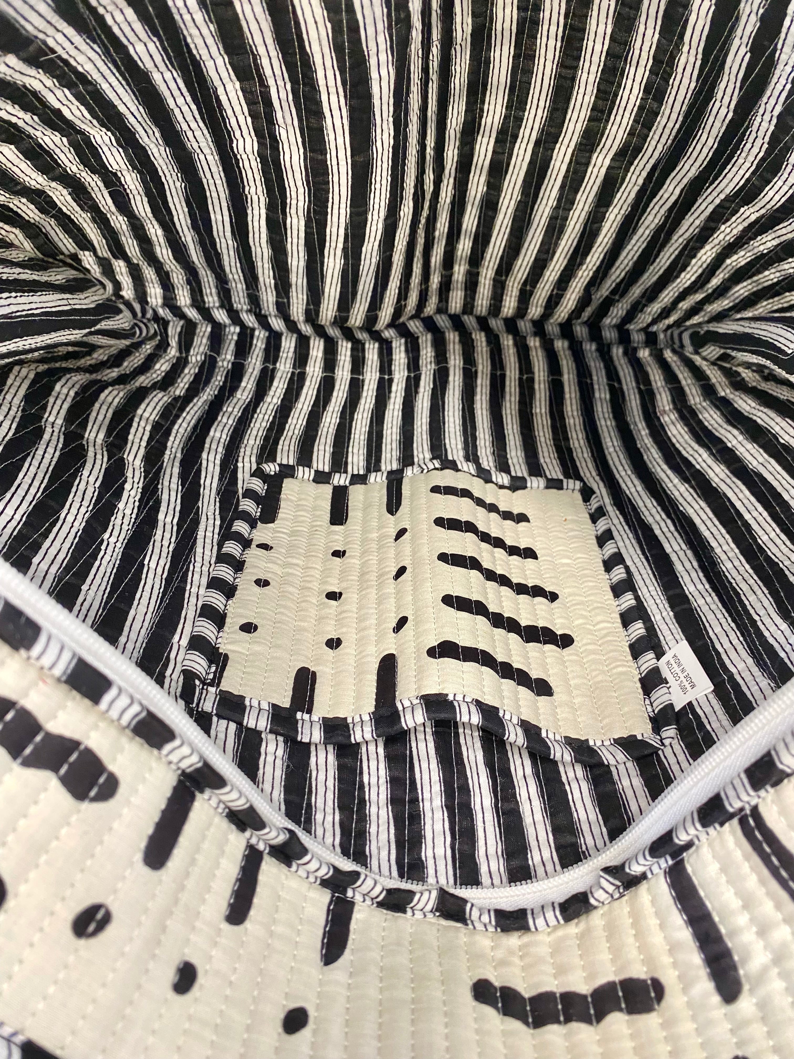 Shopper met strepen print in het beige met zwart en ritssluiting