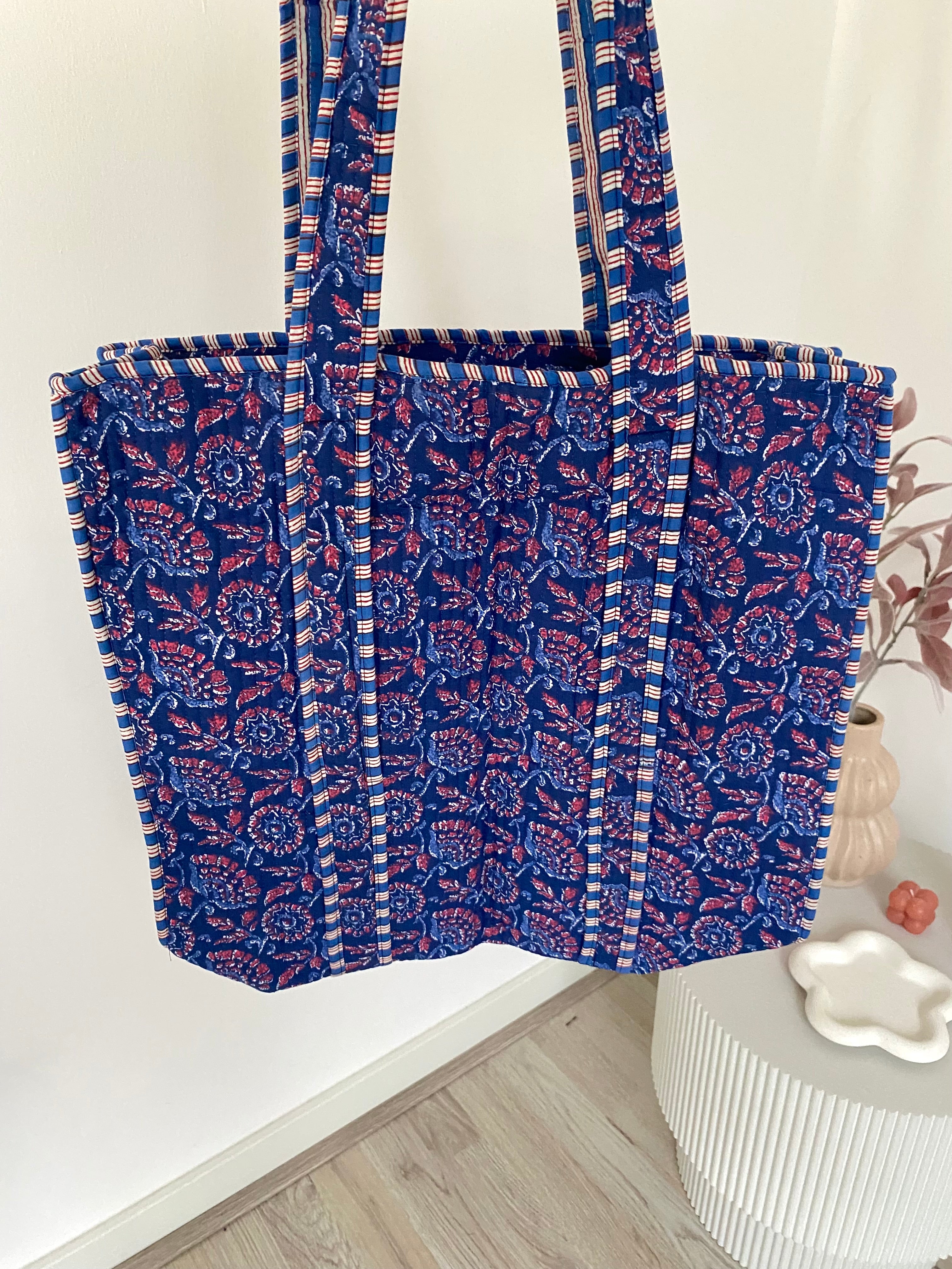 Shopper met lang hengsel, ritssluiting en blauw/rode print
