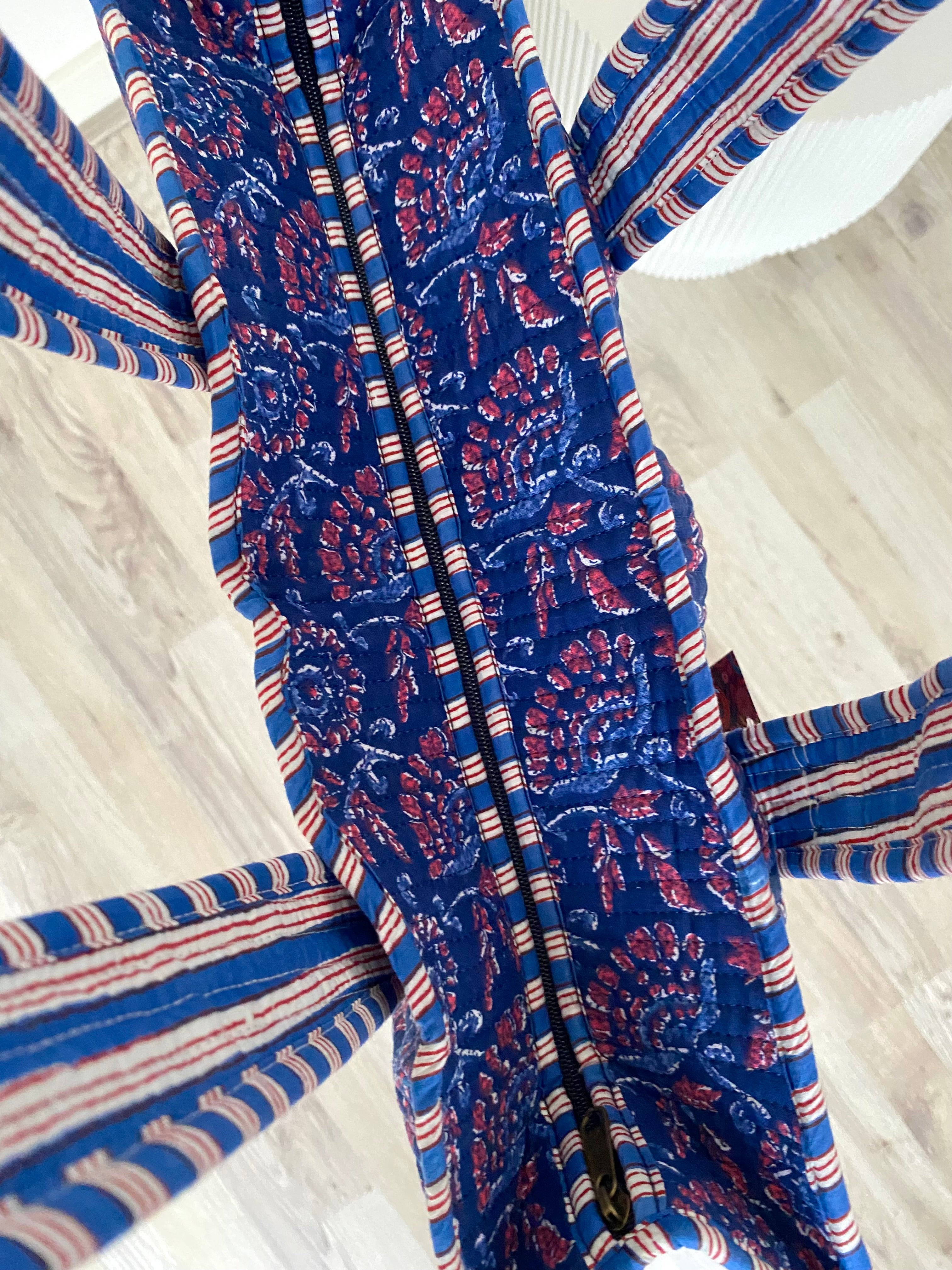 Shopper met lang hengsel, ritssluiting en blauw/rode print