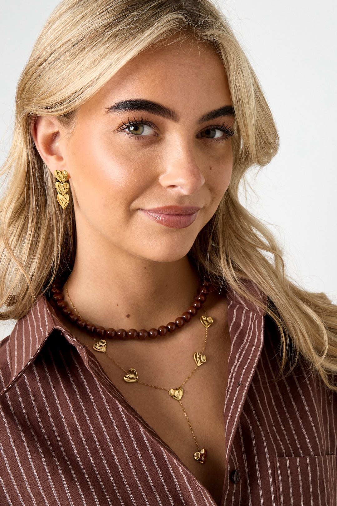 Statement lange ketting met hartjes in het goud om hals