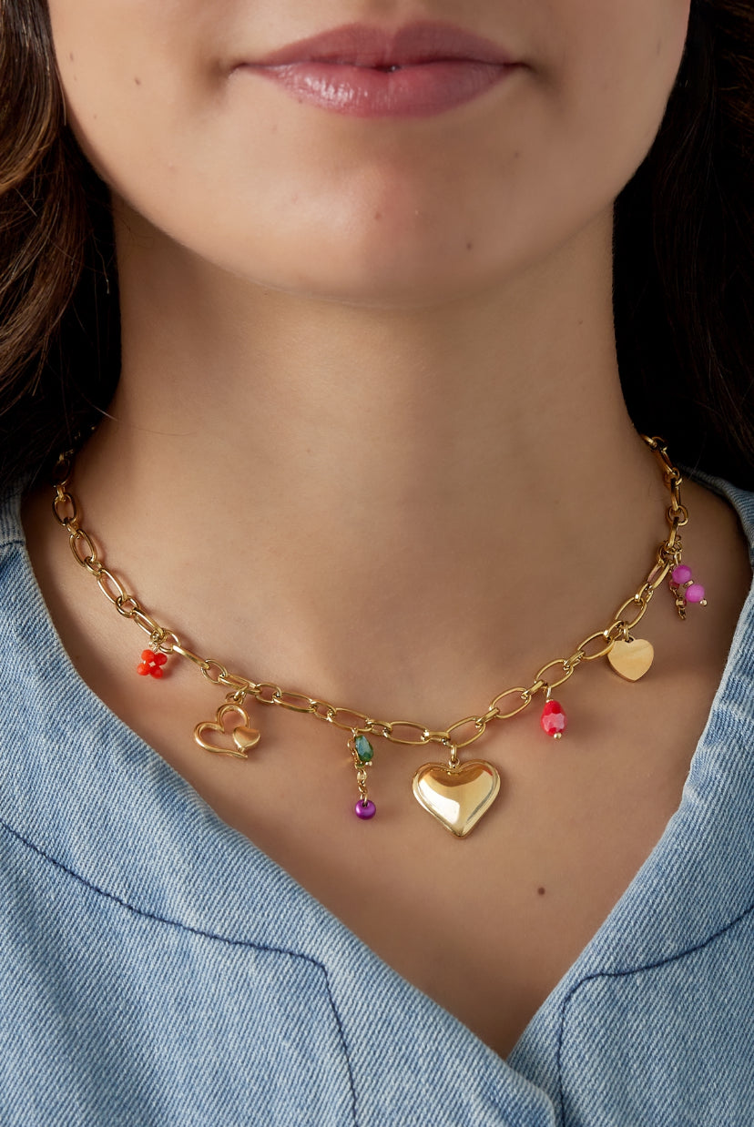 Bedelketting hartjes in goud op model