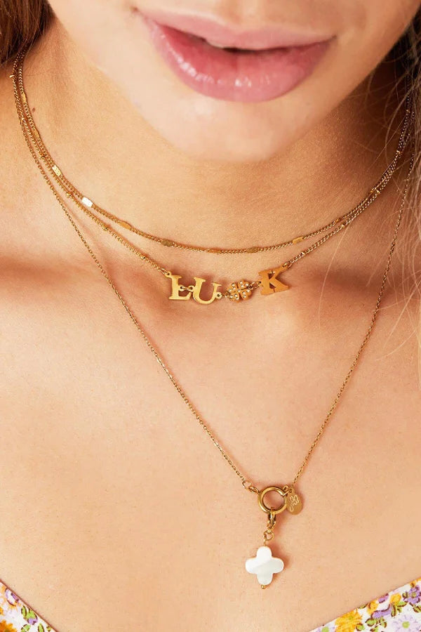 Ketting met tekst luck om hals