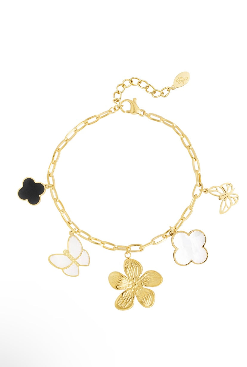 Goudkleurige armband met bedels van bloemen en vlinders