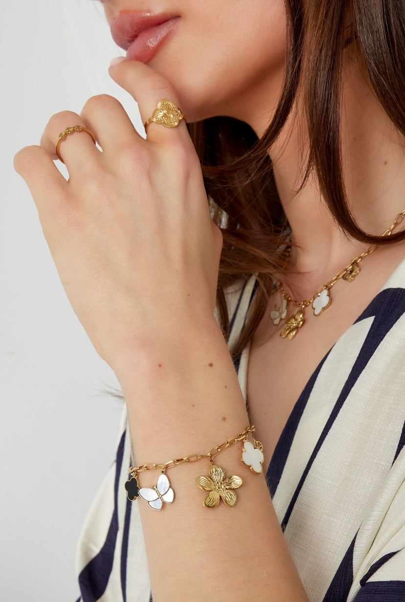 Statement bedelarmband met bedels van bloemen en vlinder goud