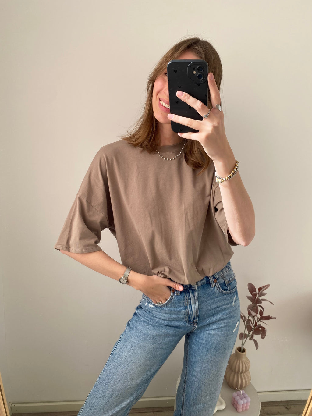Shirt top met korte mouw en cropped effect in taupe kleur