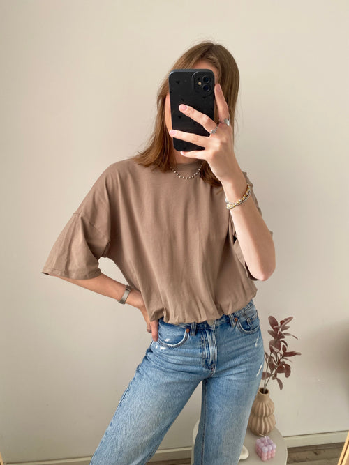 Shirt top met korte mouw en cropped effect in taupe kleur