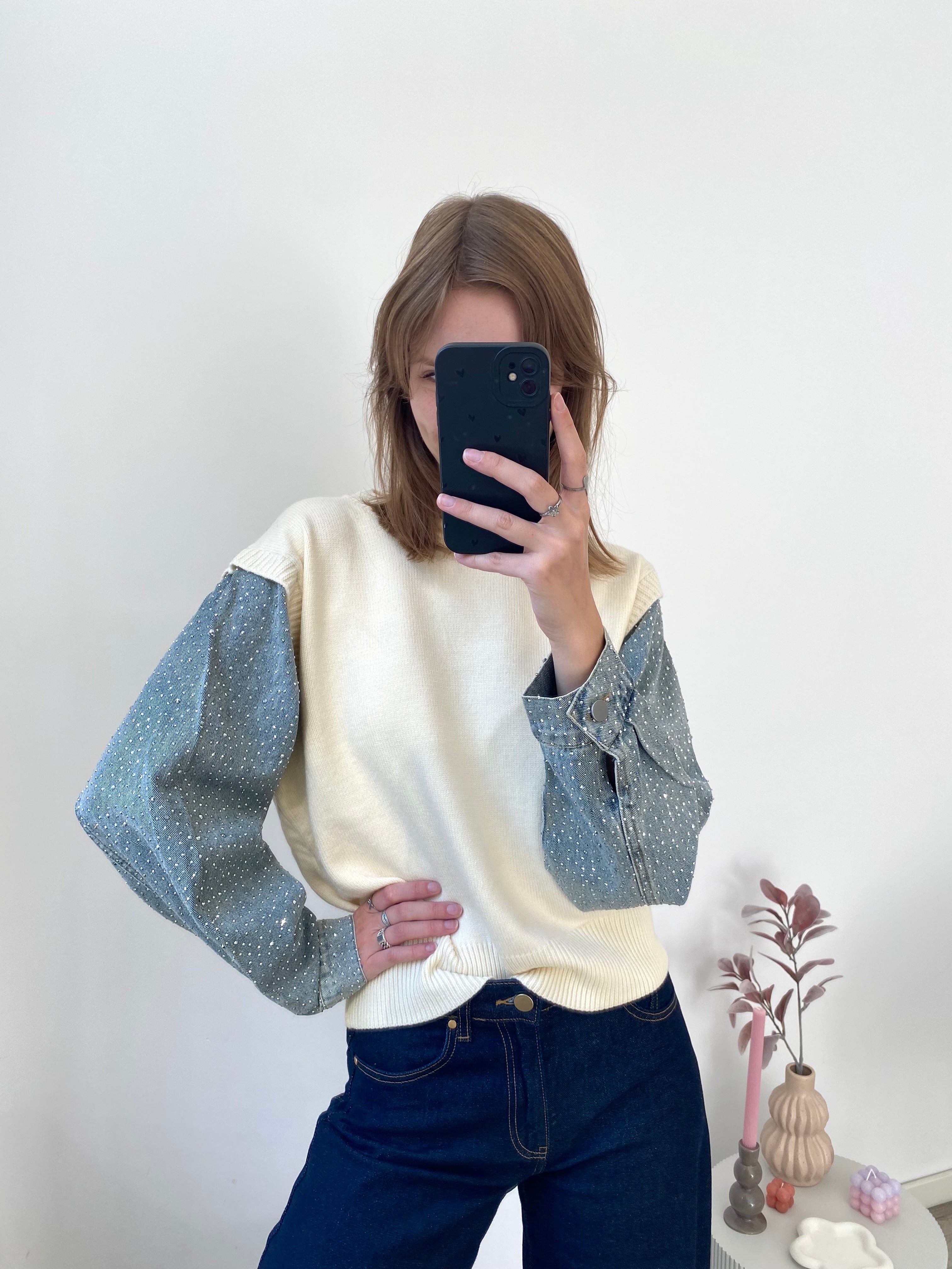 Sweater in witte kleur met blauwe denim mouwen met strass steentjes