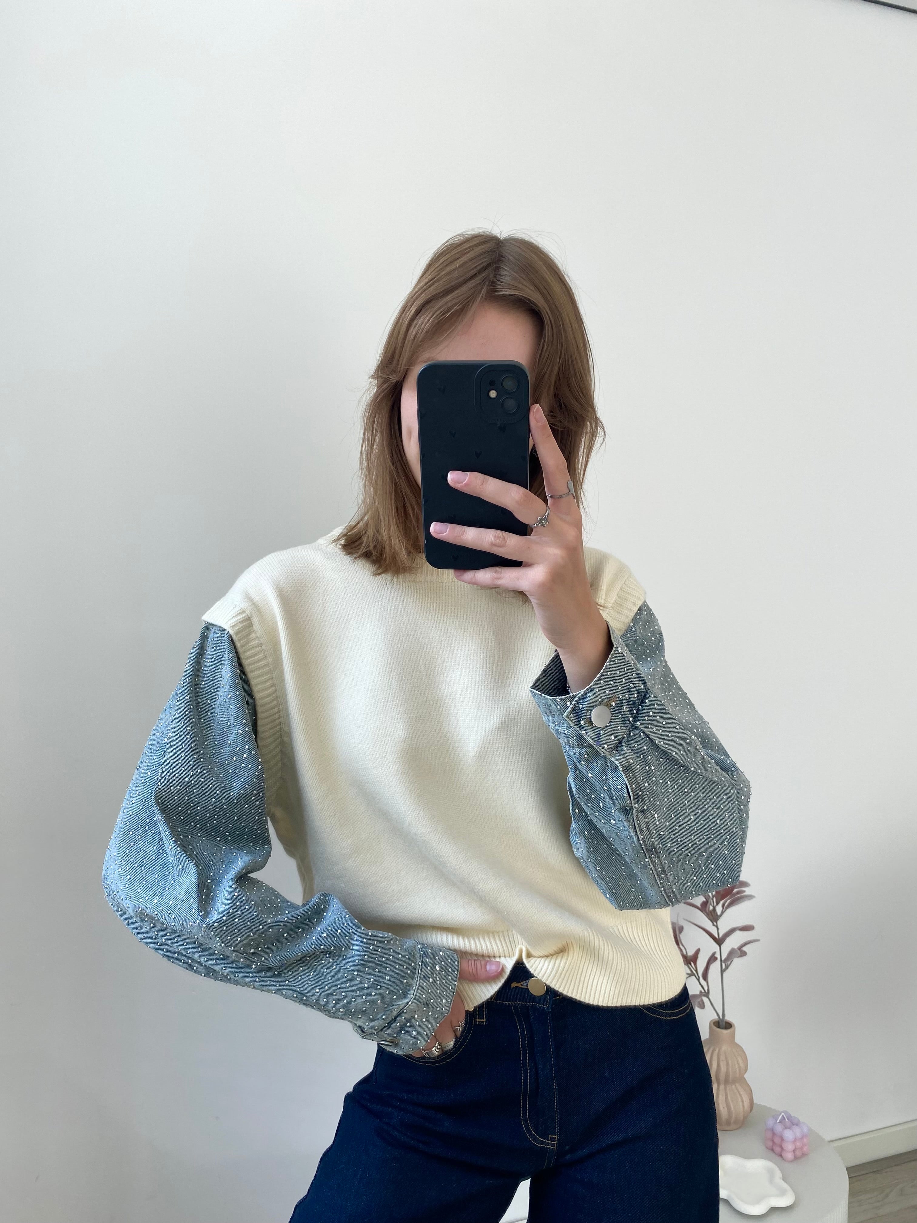 Sweater in witte kleur met blauwe denim mouwen met strass steentjes
