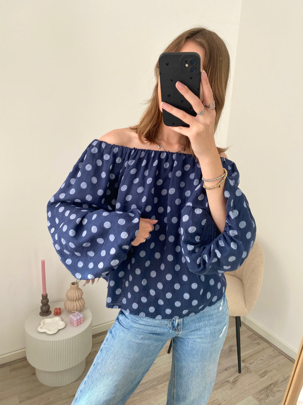Off shoulder top met lange mouw en polka dot stippen in het navy blauw