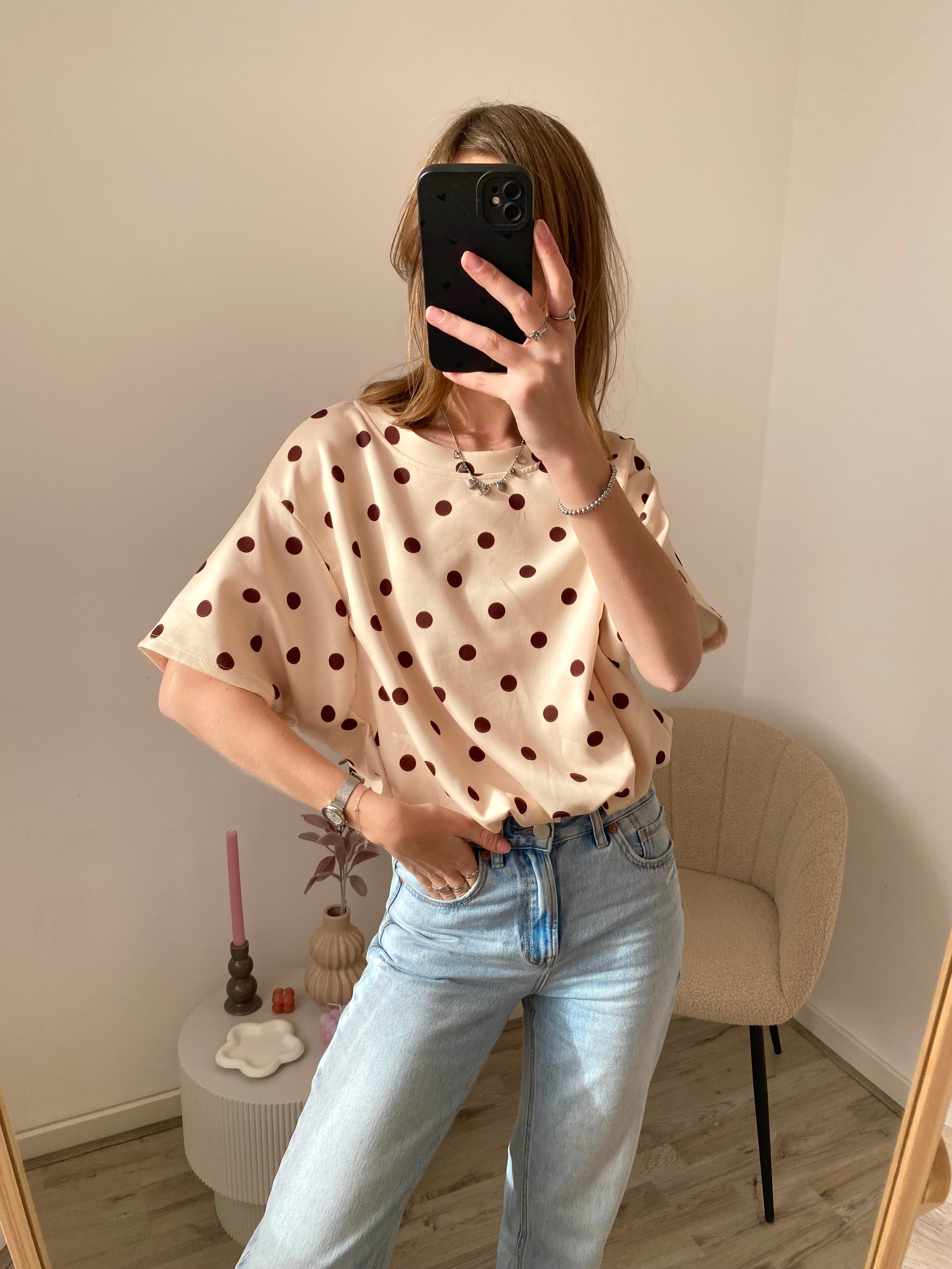 Top met korte mouw en stippen in het beige met bruin 