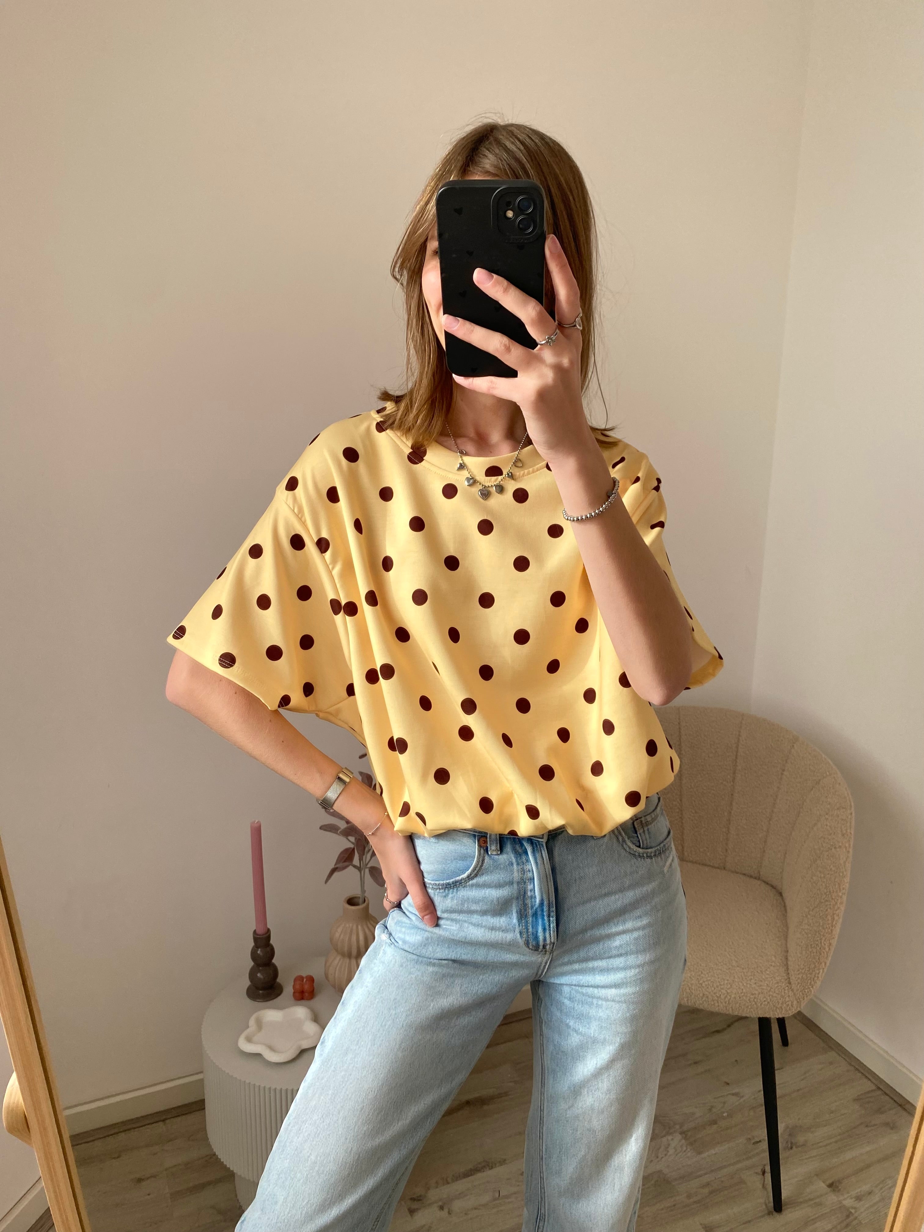Top met korte mouw en polka doos in geel met bruin