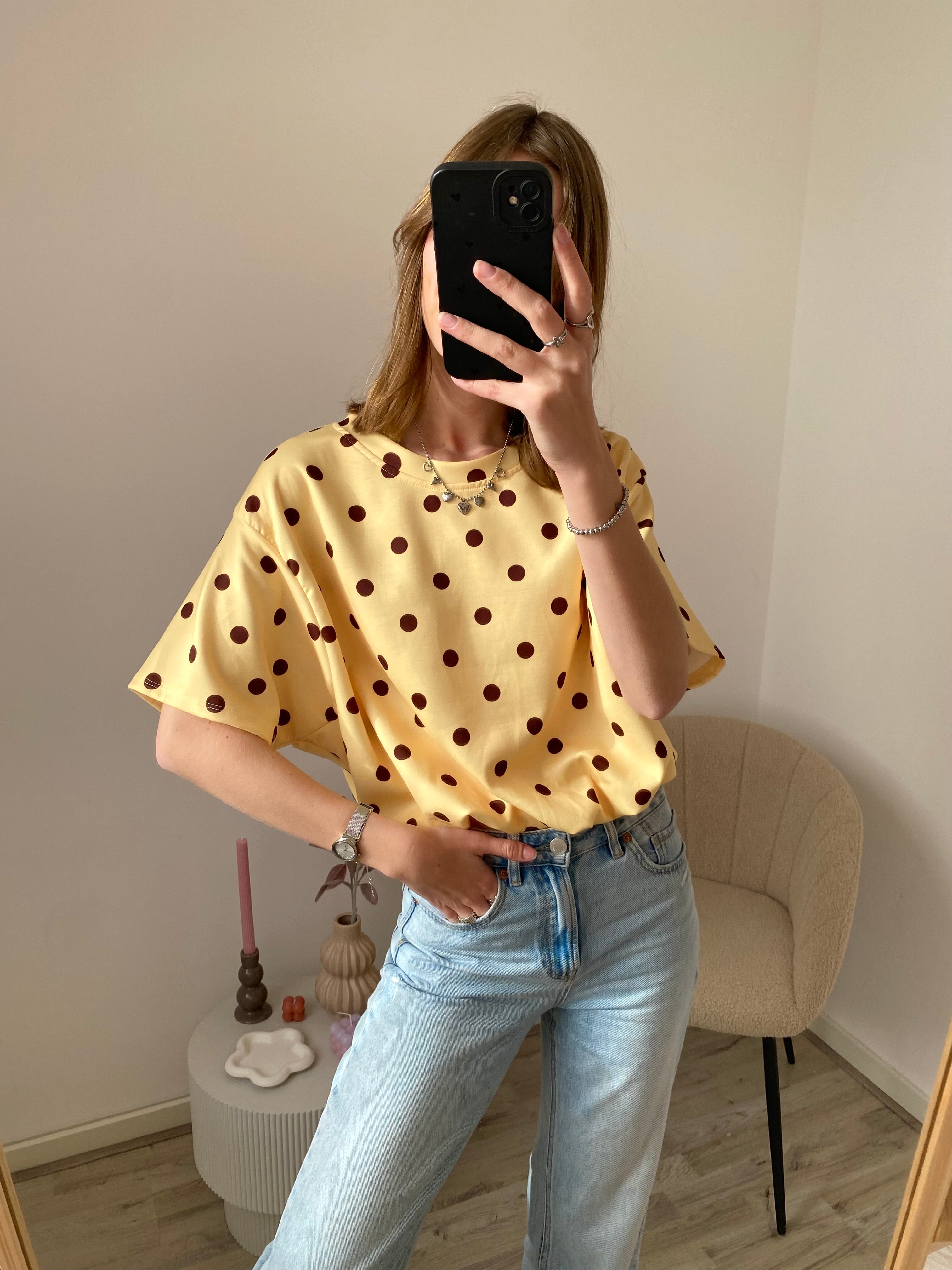Top met korte mouw met stippen in geel en bruin