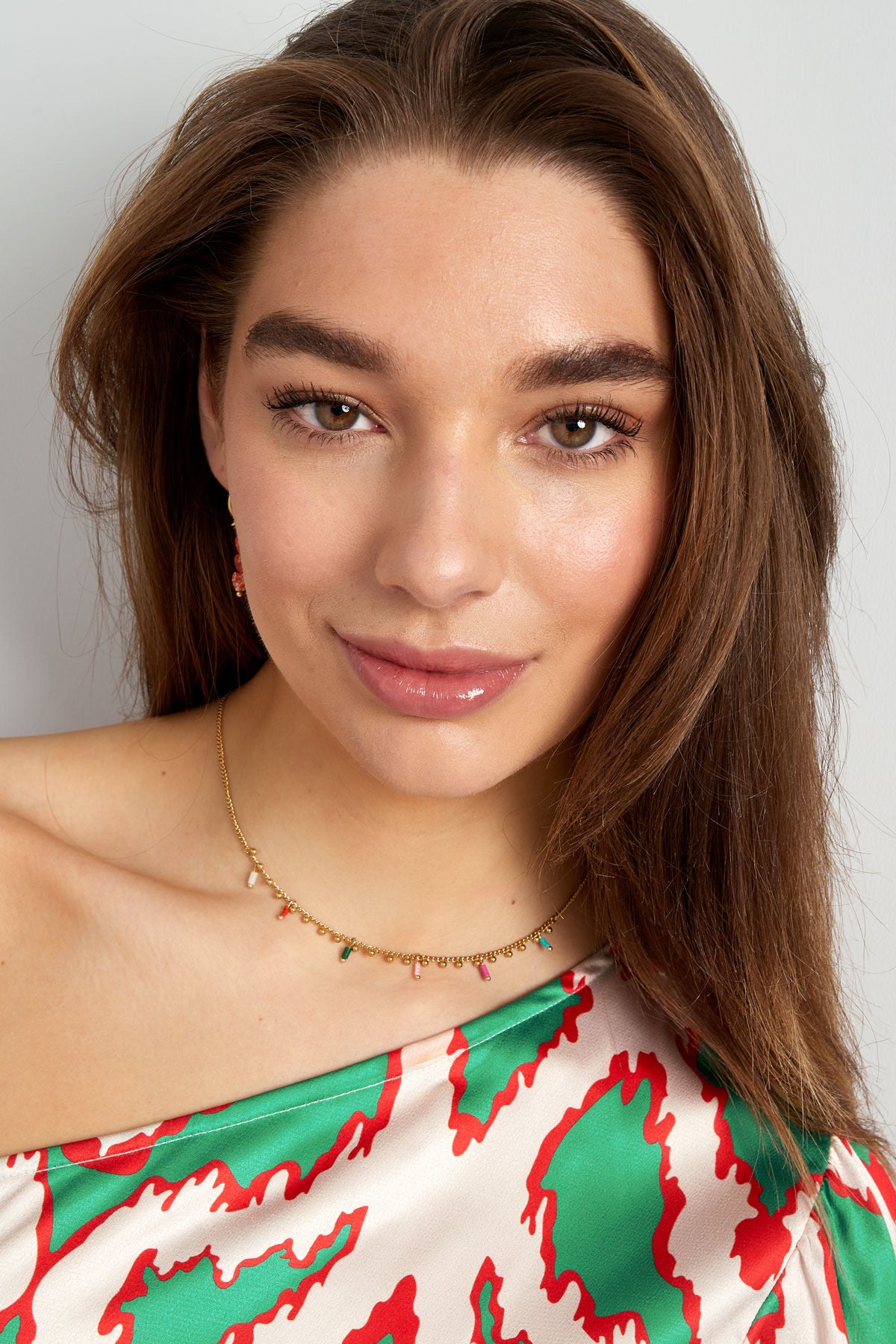 Minimalistische ketting met gekleurde hangers in goud
