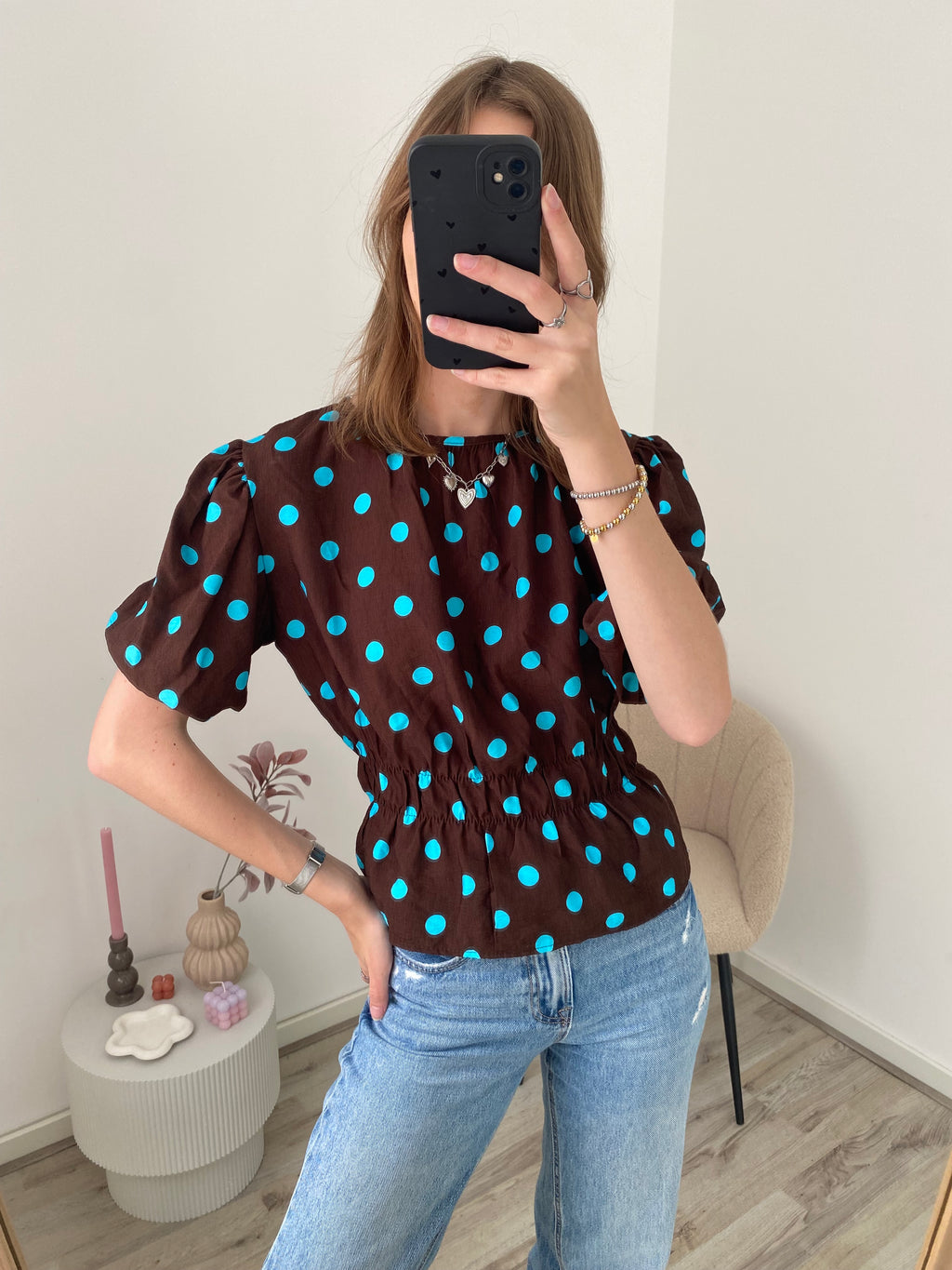 Polka dot top met korte mouw en getailleerd effect in het bruin met blauw