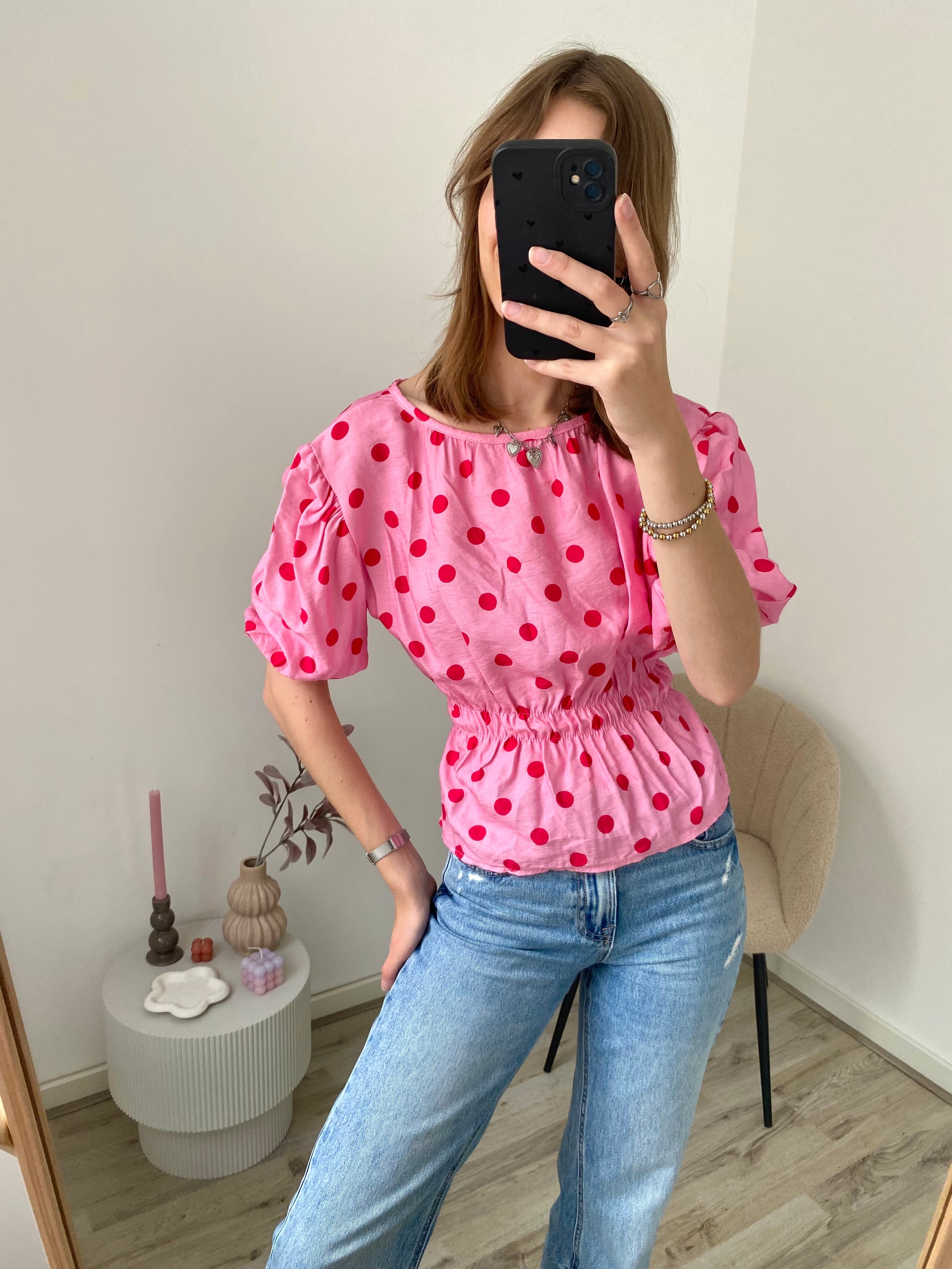 Top korte mouw met getailleerd effect in de taille met polka dot stippen in het roze met donkerroze