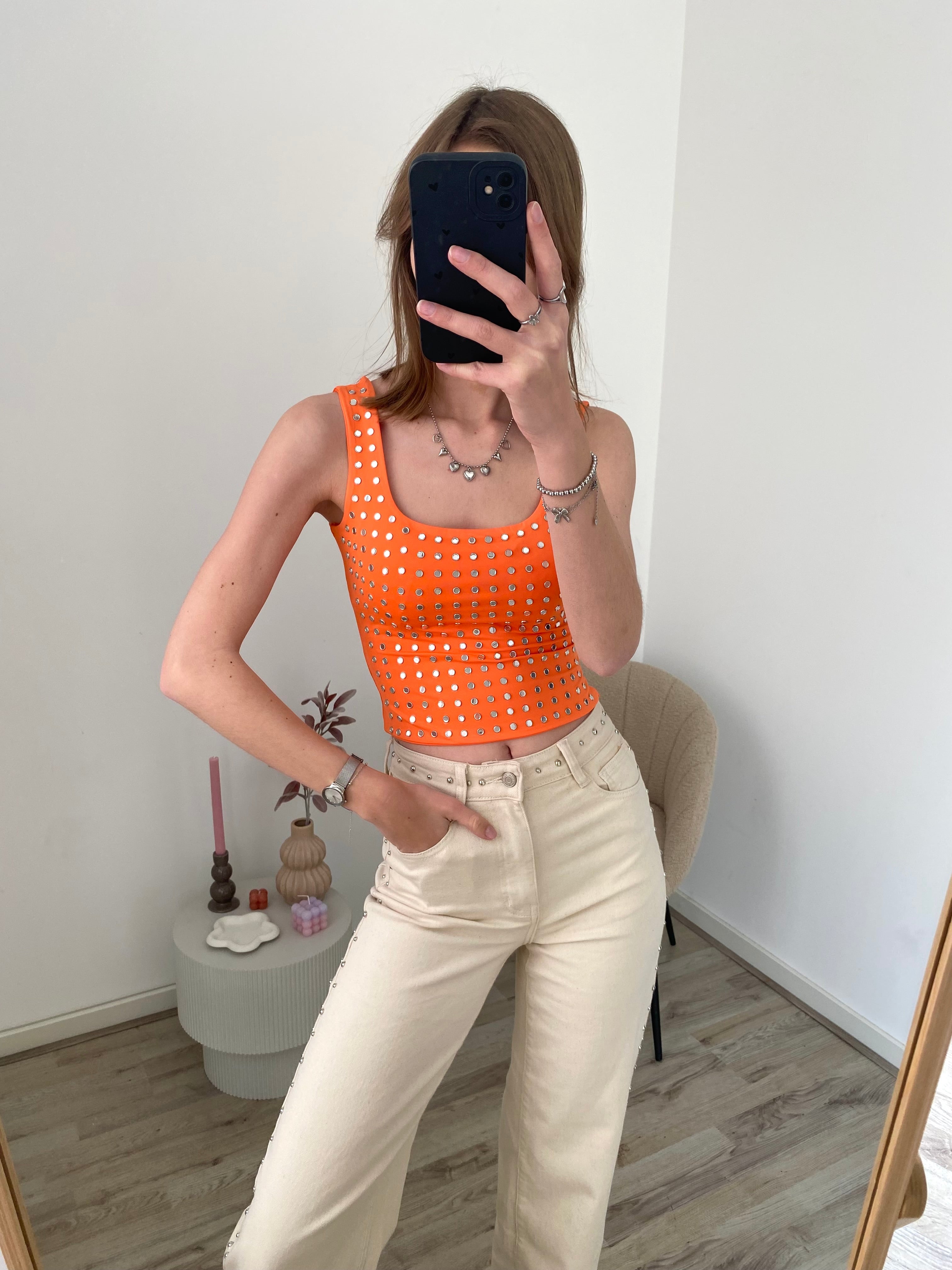 Top met spiegel studs in oranje kleur