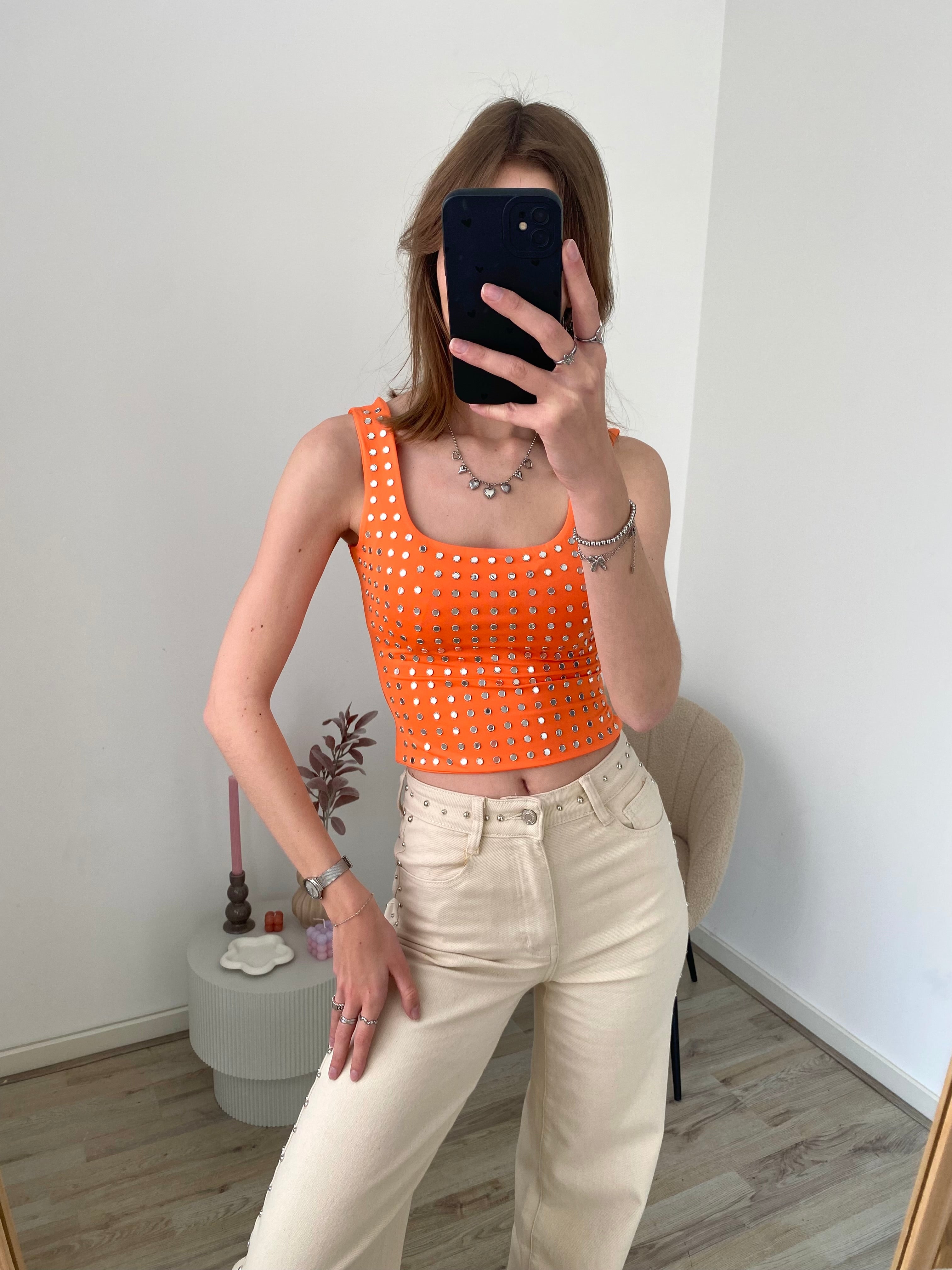 Top met spiegel studs in het oranje