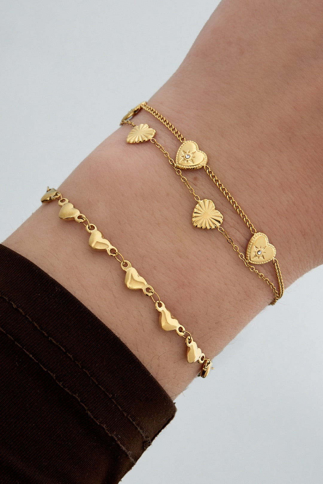 Minimalistische hartjes armband om pols goud
