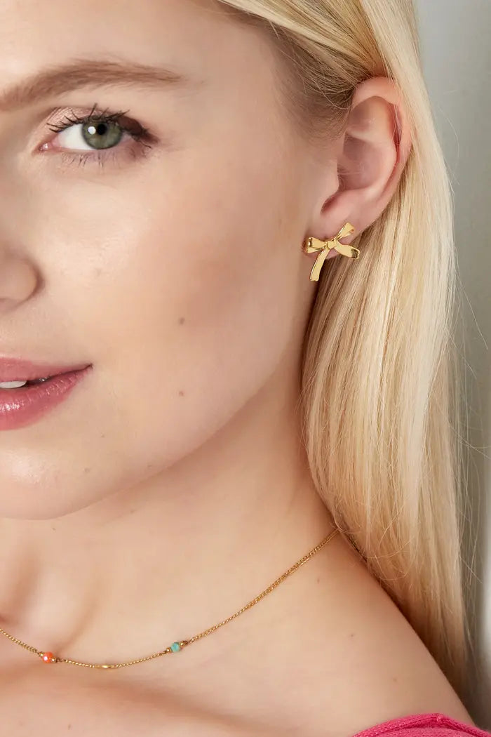 Strikjes stud oorbellen goudkleurig