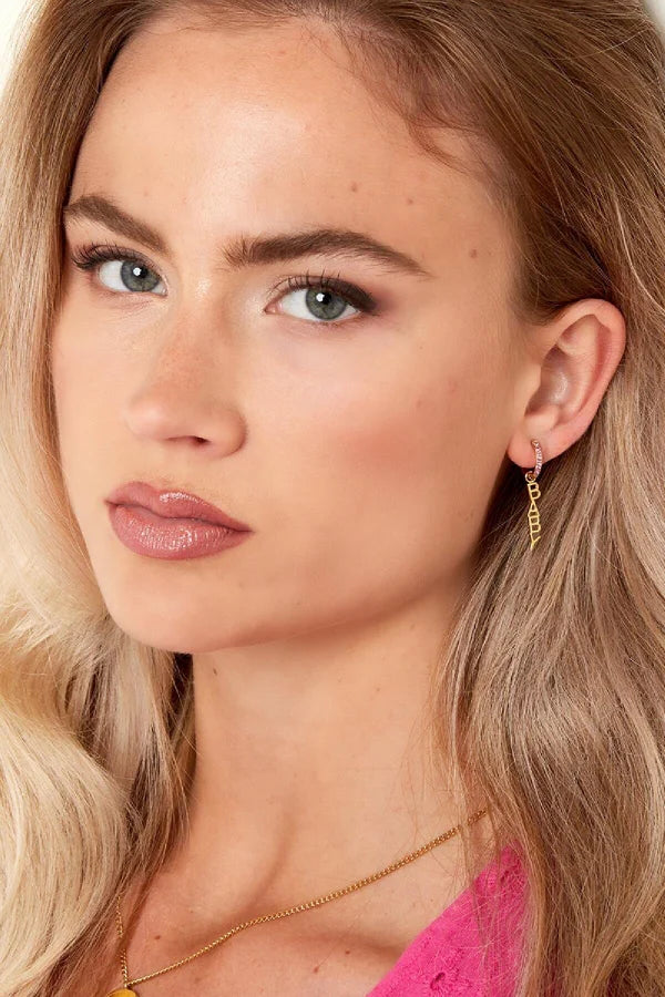 Subtiele oorhangers met tekst baby in het goud met glitters