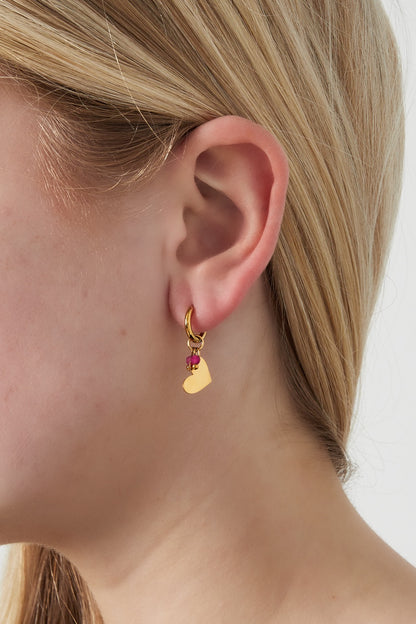 Kleine hartjes oorbellen in het goud met roze kralen
