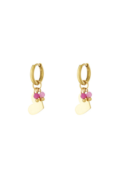 Kleine hartjes oorbellen in het goud met roze kralen