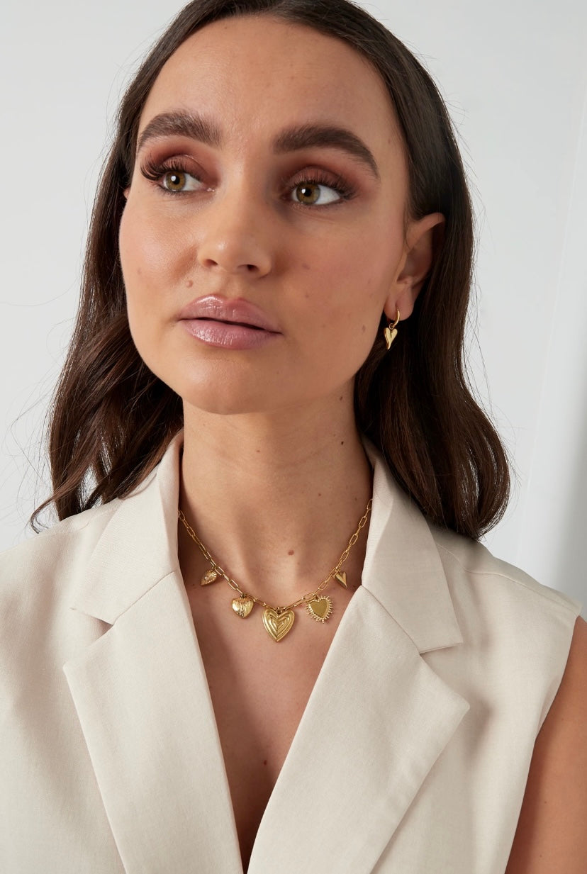 Bedelketting met hangers van verschillende harten goud