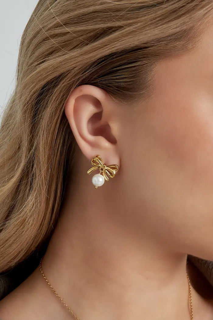 Statement stud oorbellen strikjes parels goudkleurig