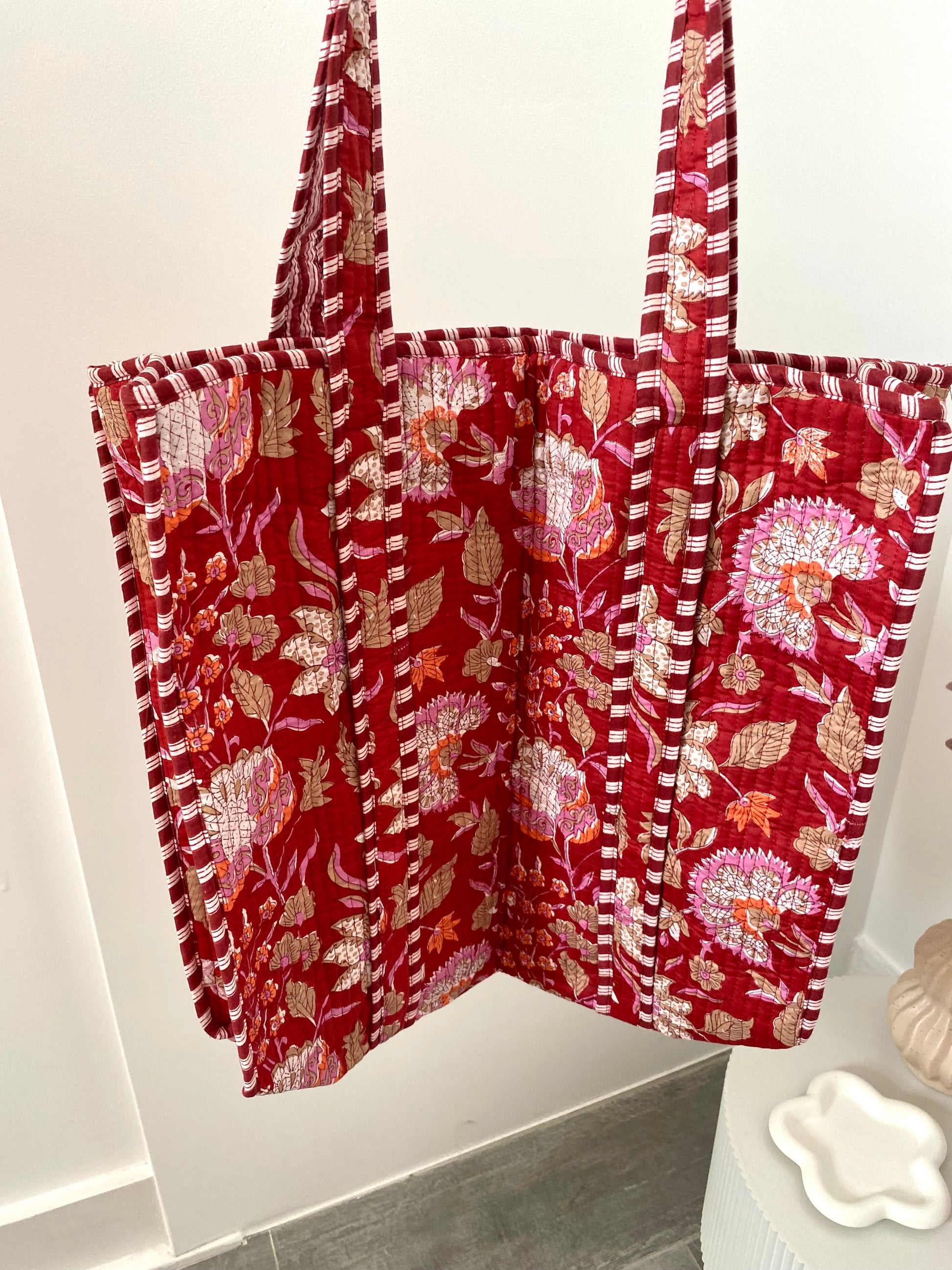 Shopper met rode bloemenprint met hengsel en ritssluiting
